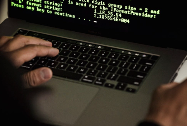دليل الأمن السيبراني للأفراد في المملكة: كيف تحمي هويتك الرقمية من الاحتيال المالي؟
