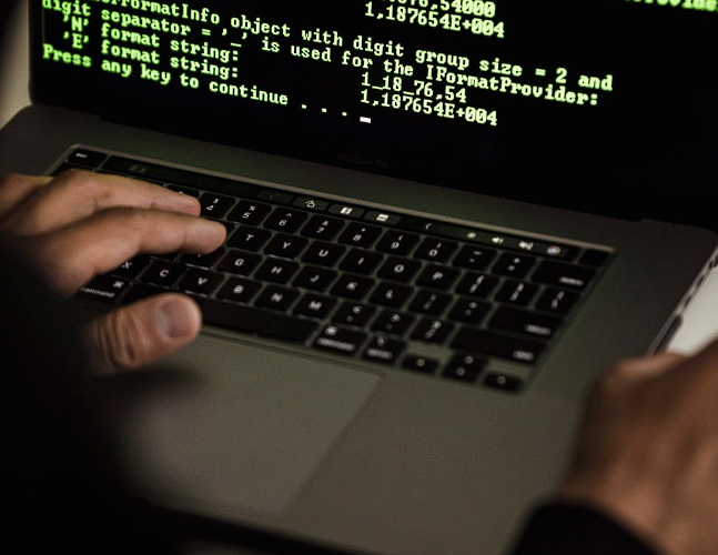 دليل الأمن السيبراني للأفراد في المملكة: كيف تحمي هويتك الرقمية من الاحتيال المالي؟